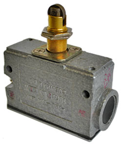 МП 1305 У2 исп.01, IP54,толкатель с продольным расположением ролика, фронтальный, гайки 